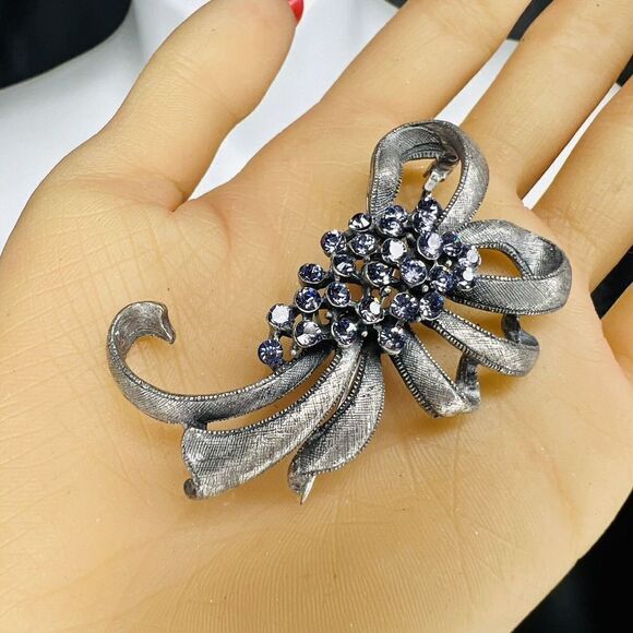 Vintage Purplish Blue Rhinestone Cluster Brooch Silver Tone Bow 4054 - Picture 3 of 9